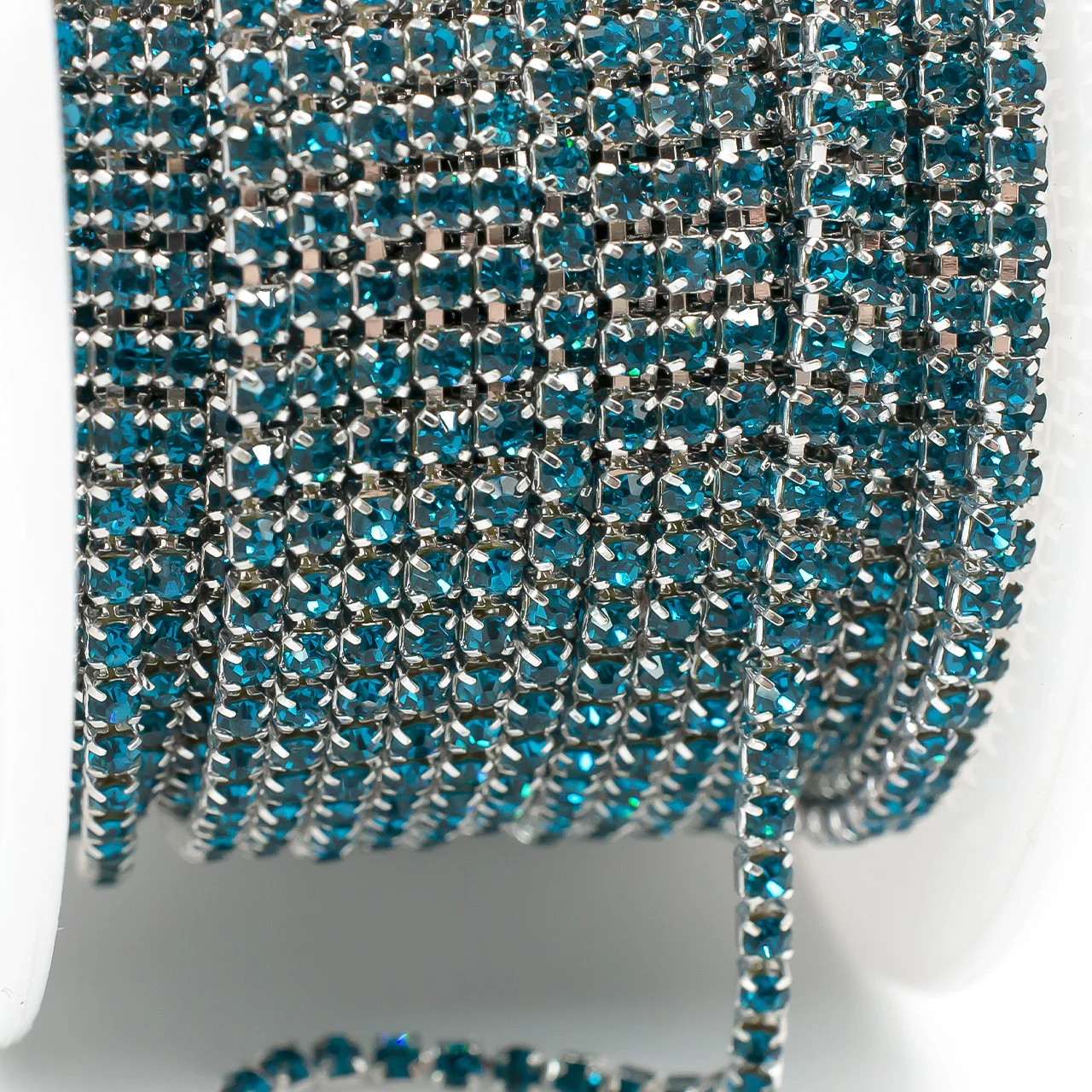 Стразовий ланцюг ss8 (2,5 мм) 1 м Aquamarine dark silver - Зображення 2
