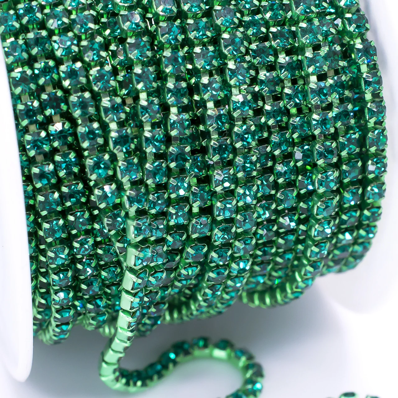 Стразовий ланцюг ss8 (2,5 мм) 1 м Green zircon grean - Зображення 2