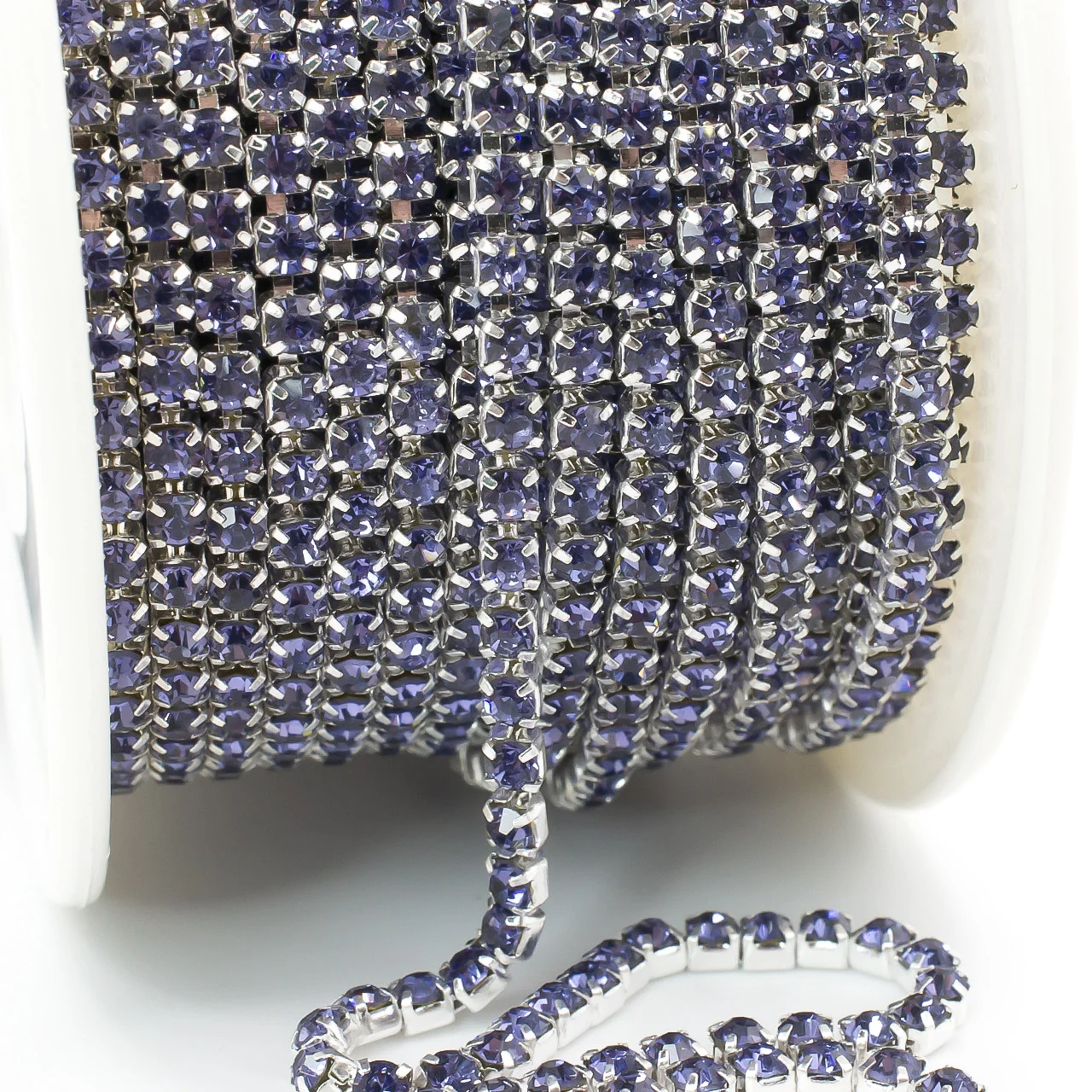 Стразовая цепь ss8 (2,5 мм) 1 м Тanzanite silver