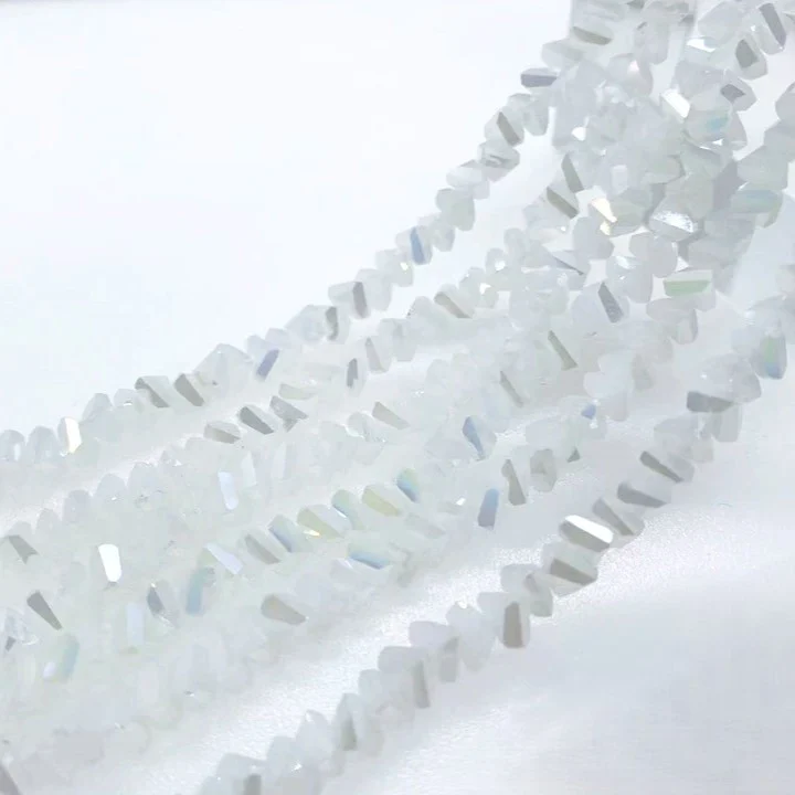 Бусины Swarovski огранка треугольник 6 мм Ø 1 мм 30 см (+-85 шт.) Молочный АВ