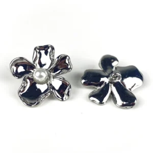 Пуговица Flower Pearl LuxFabric на ножке металл 34х31 мм 1 шт. Платина